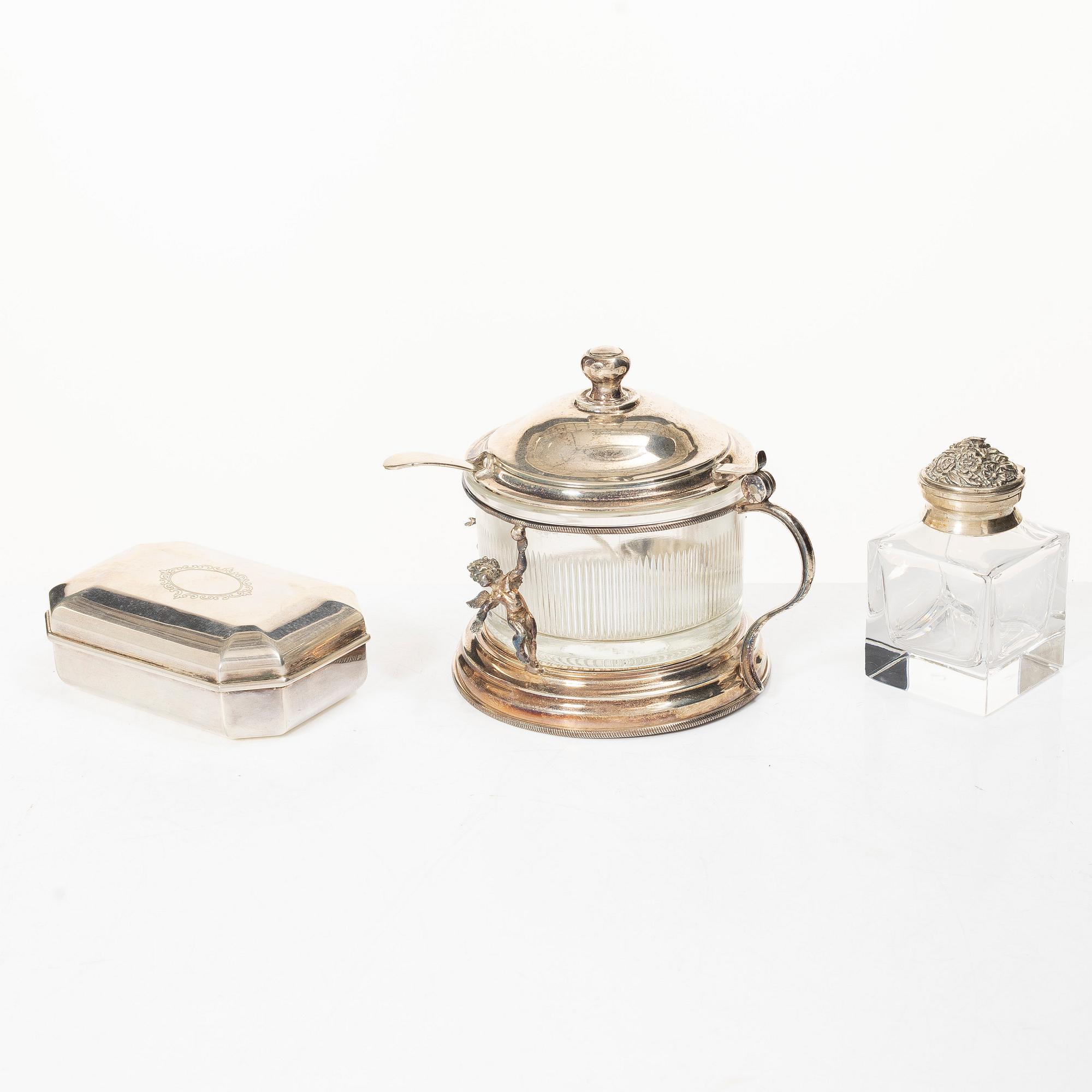 Sockerskål med lock, bläckhorn samt ask, silver och glas resp silver, 1900-tal, bl a Italien.