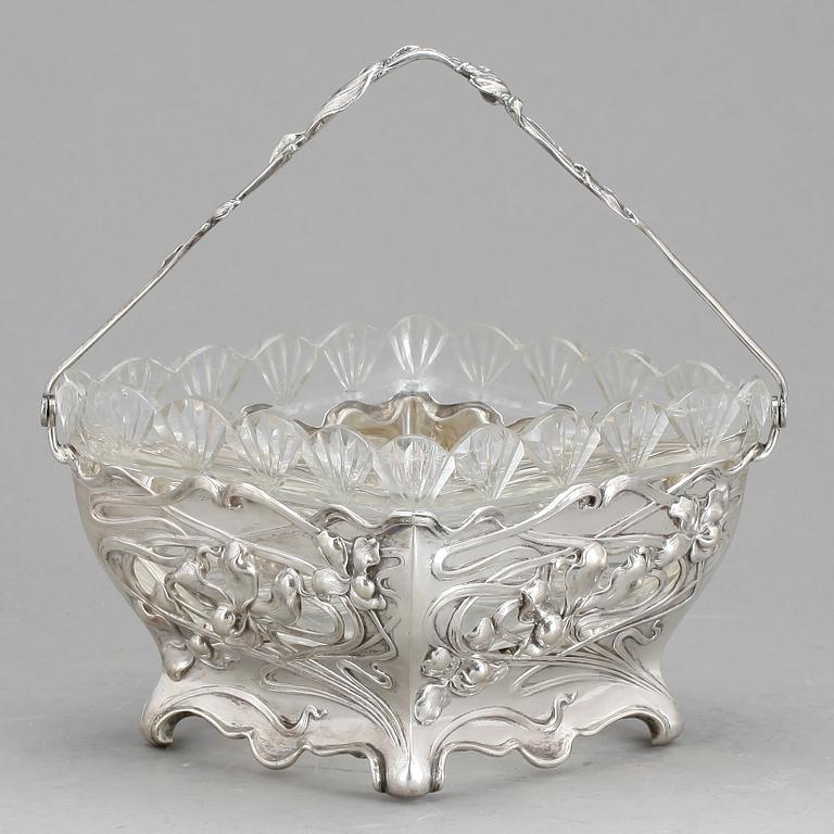 KONFEKTSKÅL, låghaltigt silver, jugend, Tyskland, 1900-talets början. Vikt ca210g.