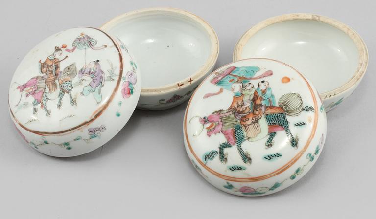 LOCKASKAR, ett par, porslin, Kina, sen Qingdynasti, omkring år 1900.