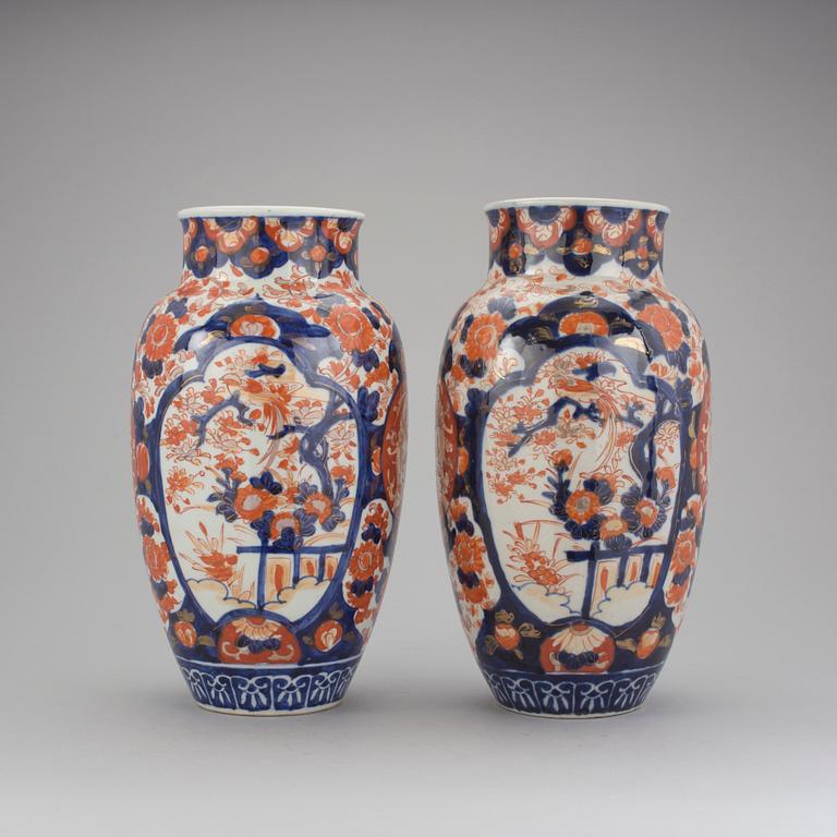 VASER, ett par, porslin, Imari, Japan, 1900-talets början.