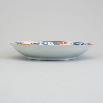 An Imari export porcelain dish, Qing dynasty, Qianlong (1736-95).