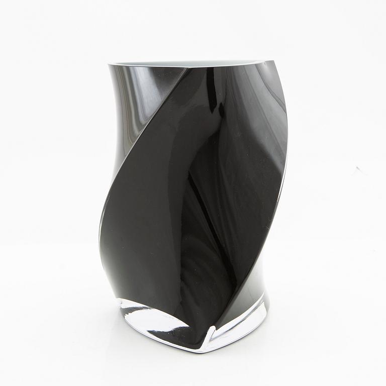 Piet Hein, vaser 2 st, "Super Vase" samt "Twister" signerade.