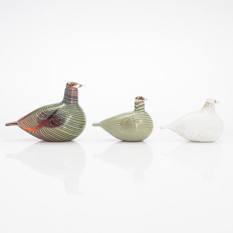 Oiva Toikka, three glass birds, signed O. Toikka Nuutajärvi.