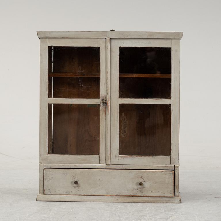 Vitrinskåp, vägghängt, 1800-talets slut.
