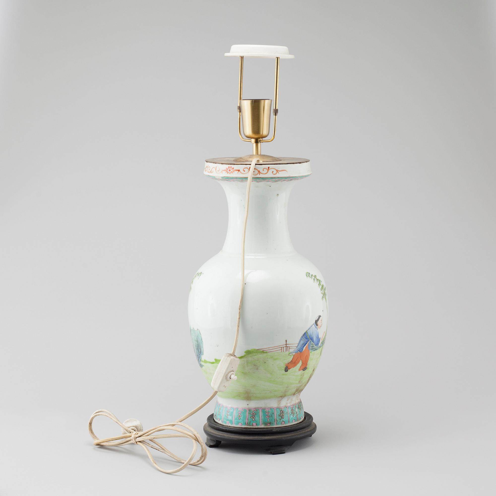 A late 19th/early 20th century Chinese porcelain table lamp.