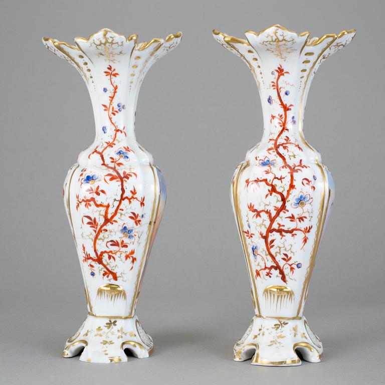 VASER, ett par, porslin, sent 1800-tal.