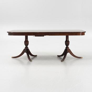 Matbord, ett par karmstolar och 6 stolar. 1900-tal.