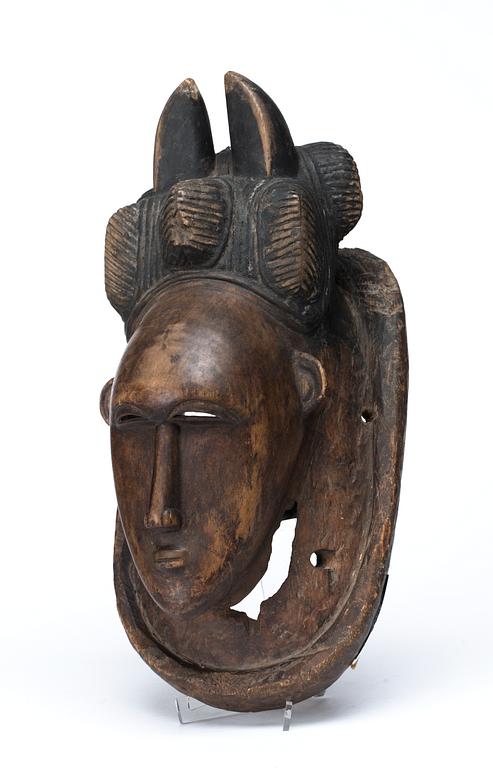 DANSMASK. Trä. Baoule-stammen. Côte d'Ivoire (Elfenbenskusten) omkring 1950.  Höjd 39 cm.