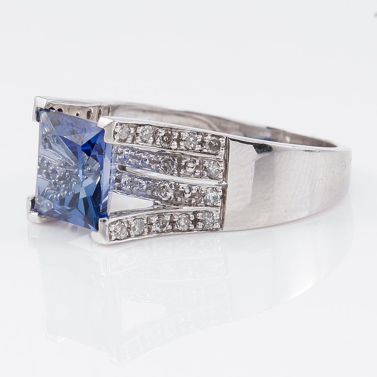 RING, 10K vitguld, diamanter tot ca 0.28 ct. och safir.