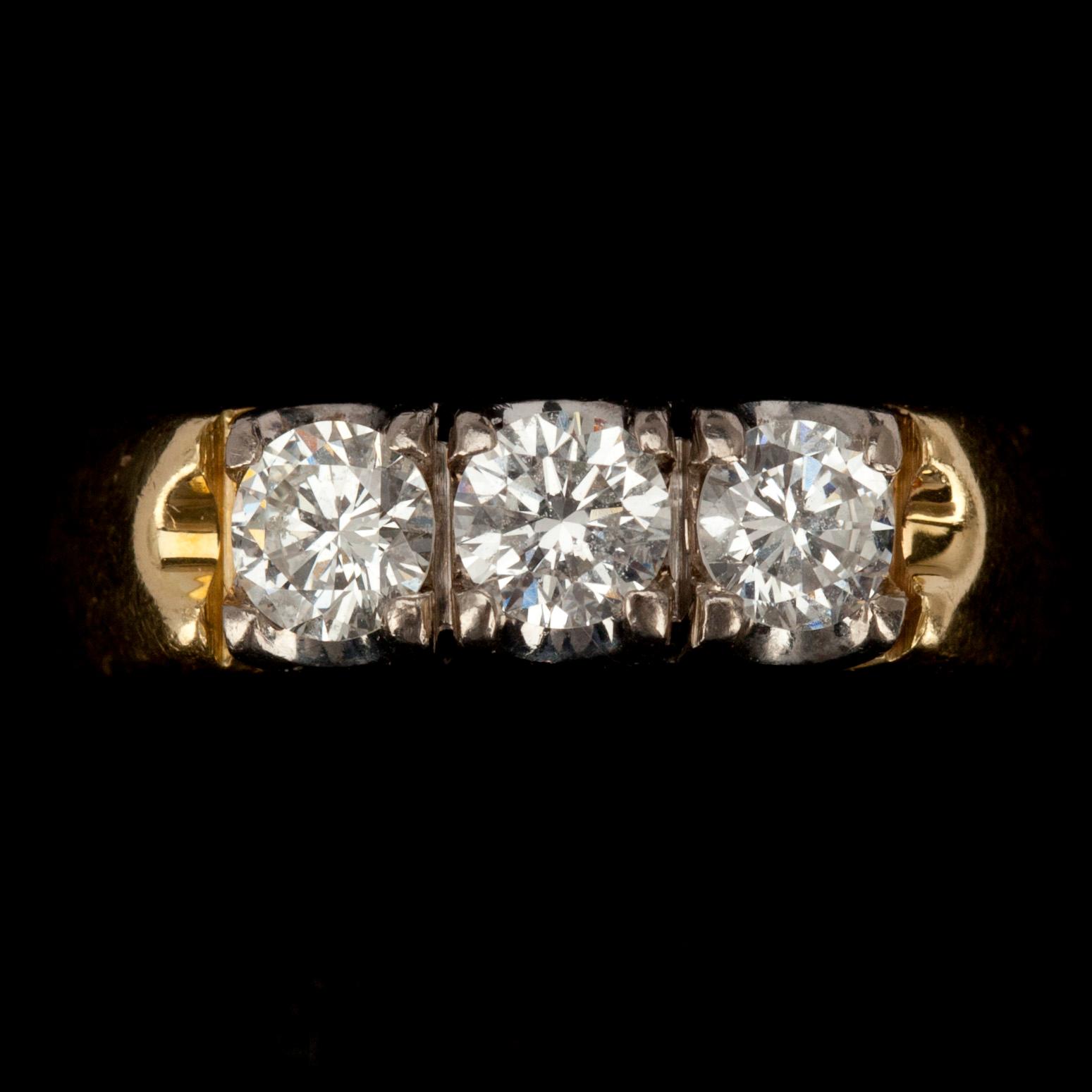 RING, guld 18K, 3 st briljantslipade diamanter tot. ca 0,60 ct. Otydliga finska stämplar, 2000-tal. Vikt 5,1 g.