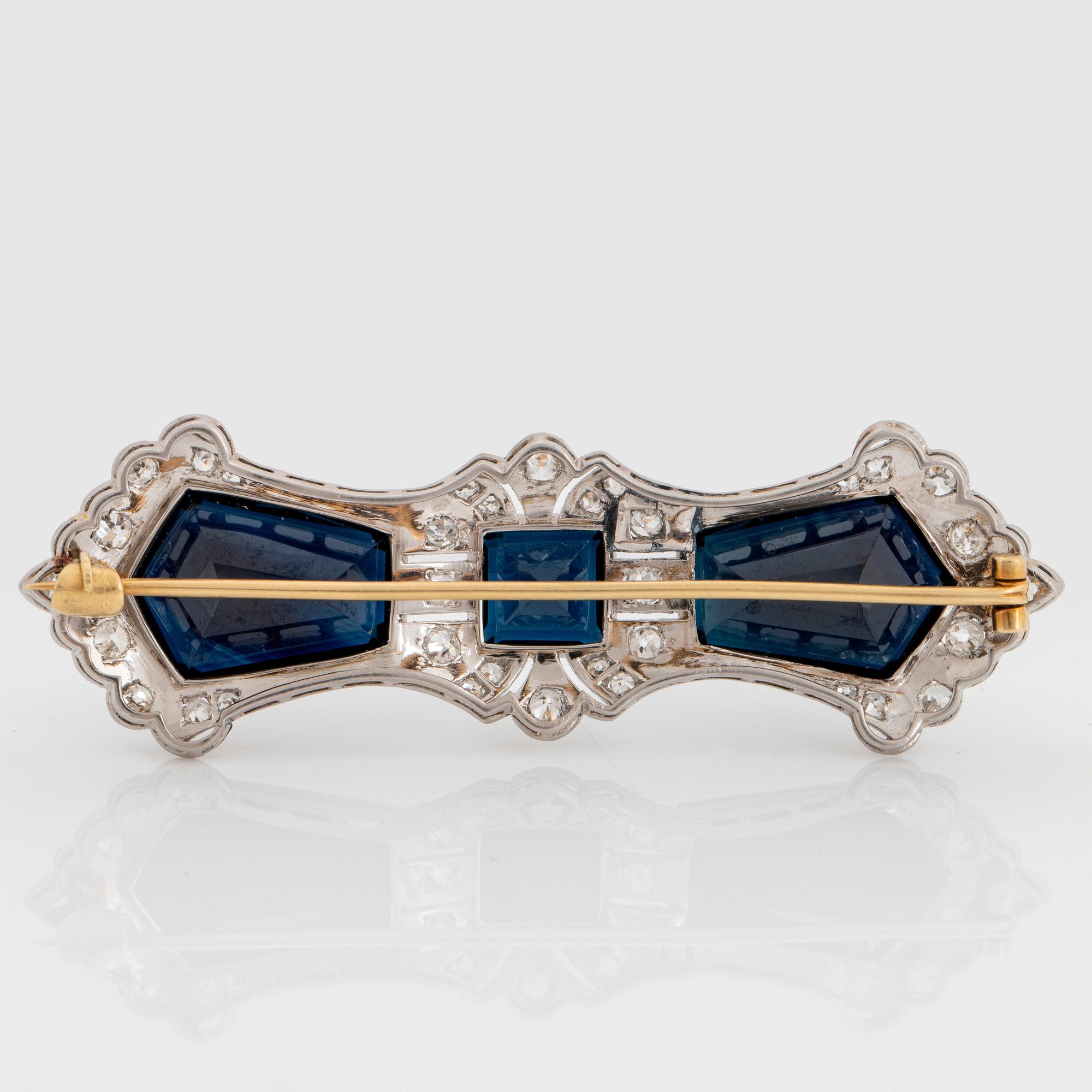 Brosch 18K guld med safirer totalvikt ca 40.00 ct samt gammal- och åttkantslipade diamanter.