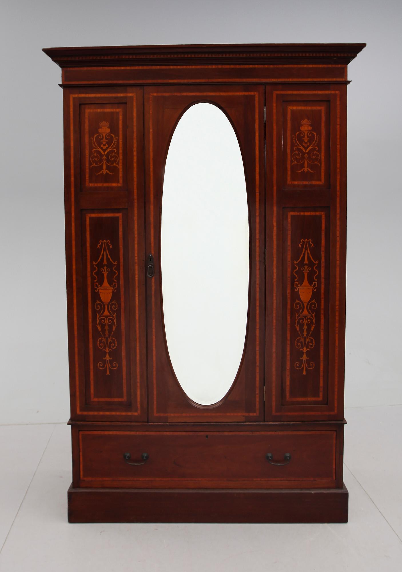 KLÄDSKÅP, England, 1900-talets första hälft.