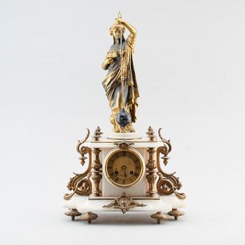 BORDSPENDYL, alabaster och förgylld metall, Frankrike, 1800-talets andra hälft.