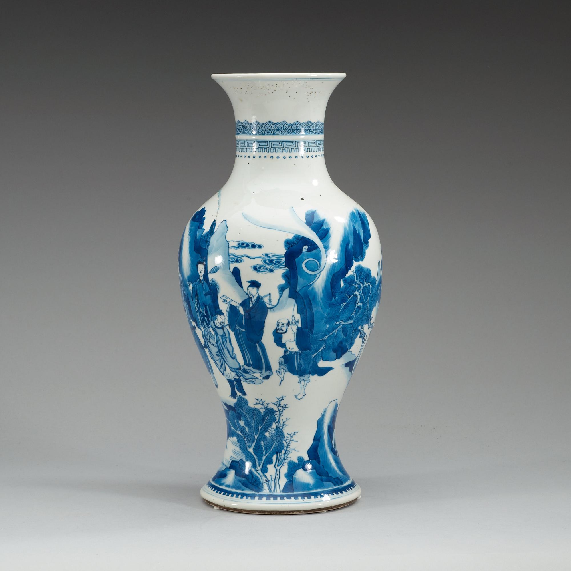 A blue and white vase, Qing dynasty.