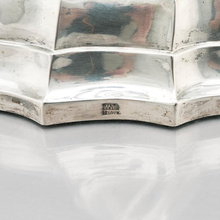 Hermann Julius Wilm, kandelabrar, silver 750, ett par, Louis XV-stil, Berlin, omkring år 1900.