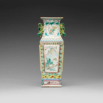 407. A famille rose vase, late Qing dynasty (1644-1912).
