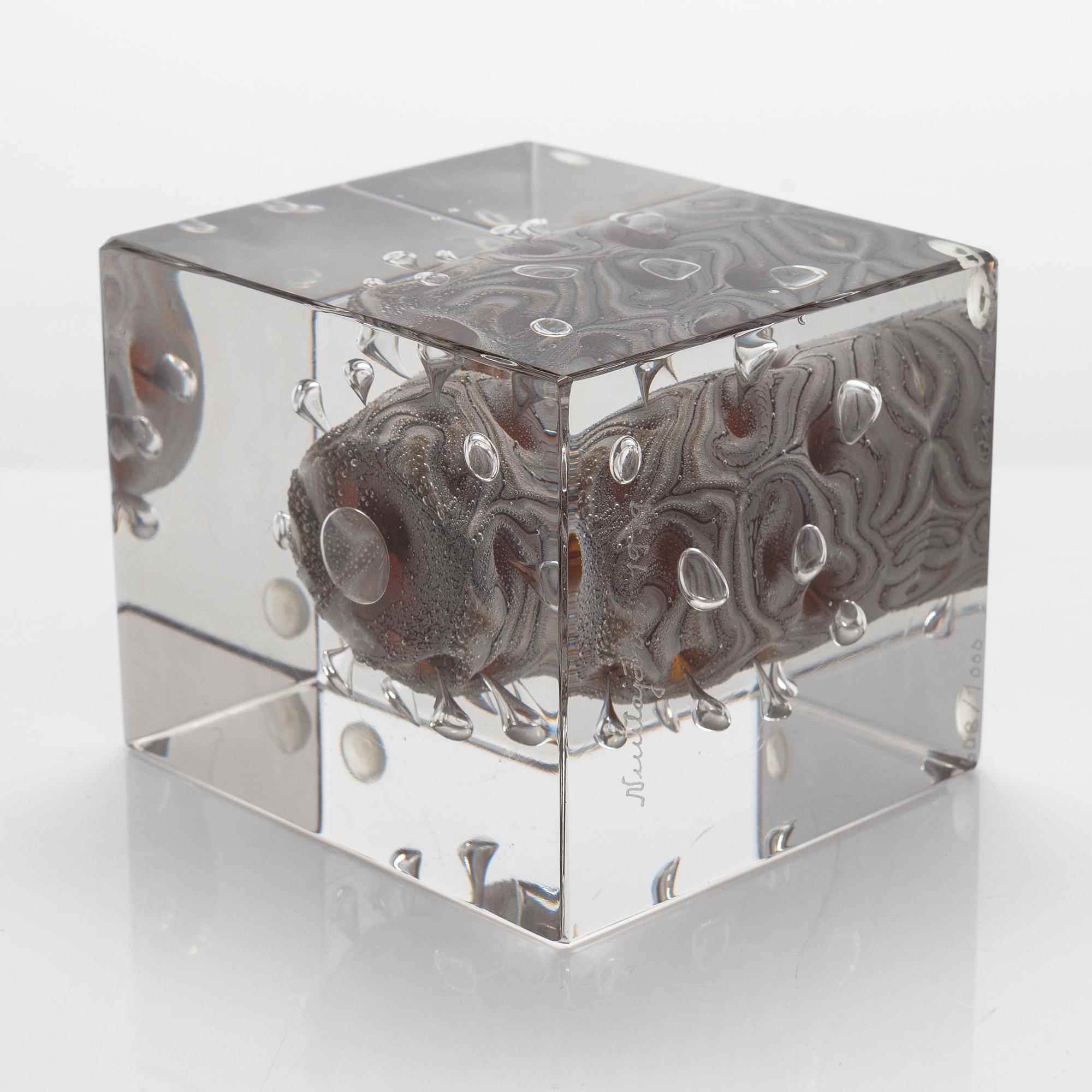 Oiva Toikka, an annual glass cube, 1979, signed Oiva Toikka, Nuutajärvi 1979, numbered 608/1000.