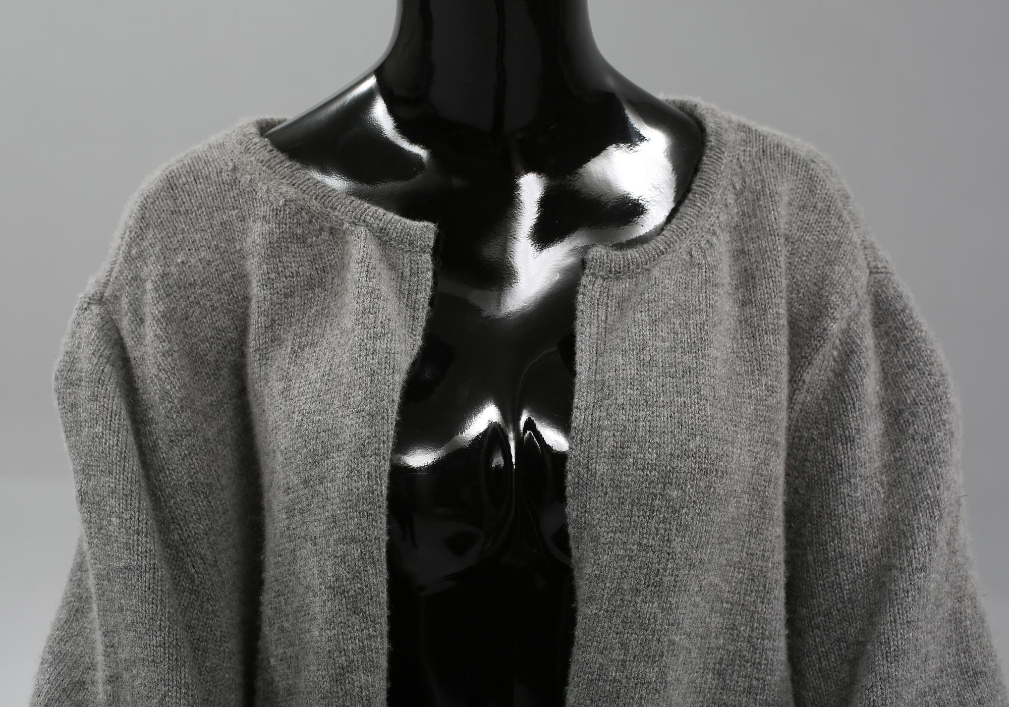 CAPE, Valentino.