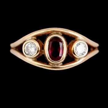 RING, 9 k guld med röd sten samt 2 diamanter, England, 1900-talets första hälft.  Vikt ca 3 gram.