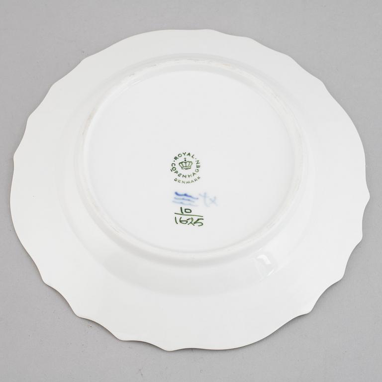 A 35-piece Royal Copenhagen "Blå blomst" porcelain coffee service, Denmark, 20th Century.