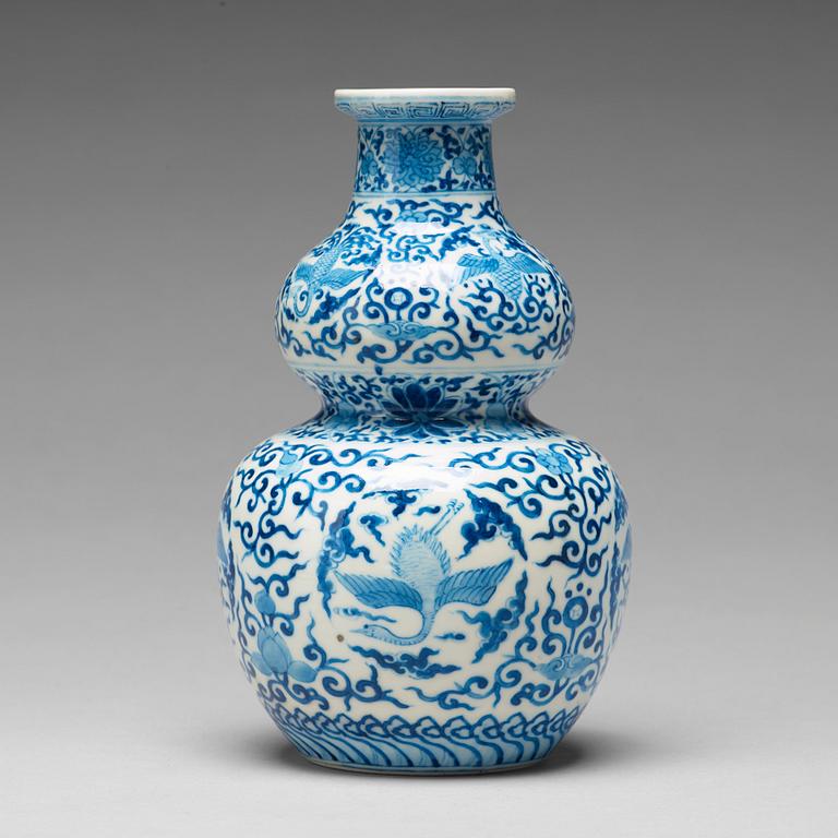 A blue and white double gourd vase, Qing dynasty, Kangxi (1662-1722).