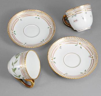 MOCCAKOPPAR, ett par samt UNDERFAT, porslin, "Flora Danica", Royal Copenhagen, 1900-talets andra hälft.