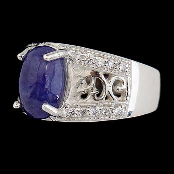 RING, sterlingsilver, vita safirer tot ca 0.46 ct, blå tanzanit ca 3.95 ct.