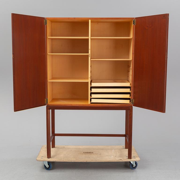 AXEL LARSSON, skåp, 1-147 ur Signum serien, AB Svenska Möbelfabrikerna Bodafors, 1963.