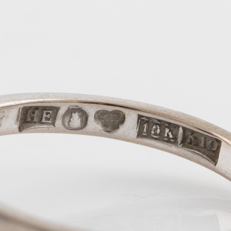 Ring carmosé med oval- och runda briljantslipade diamanter, Engelbert.