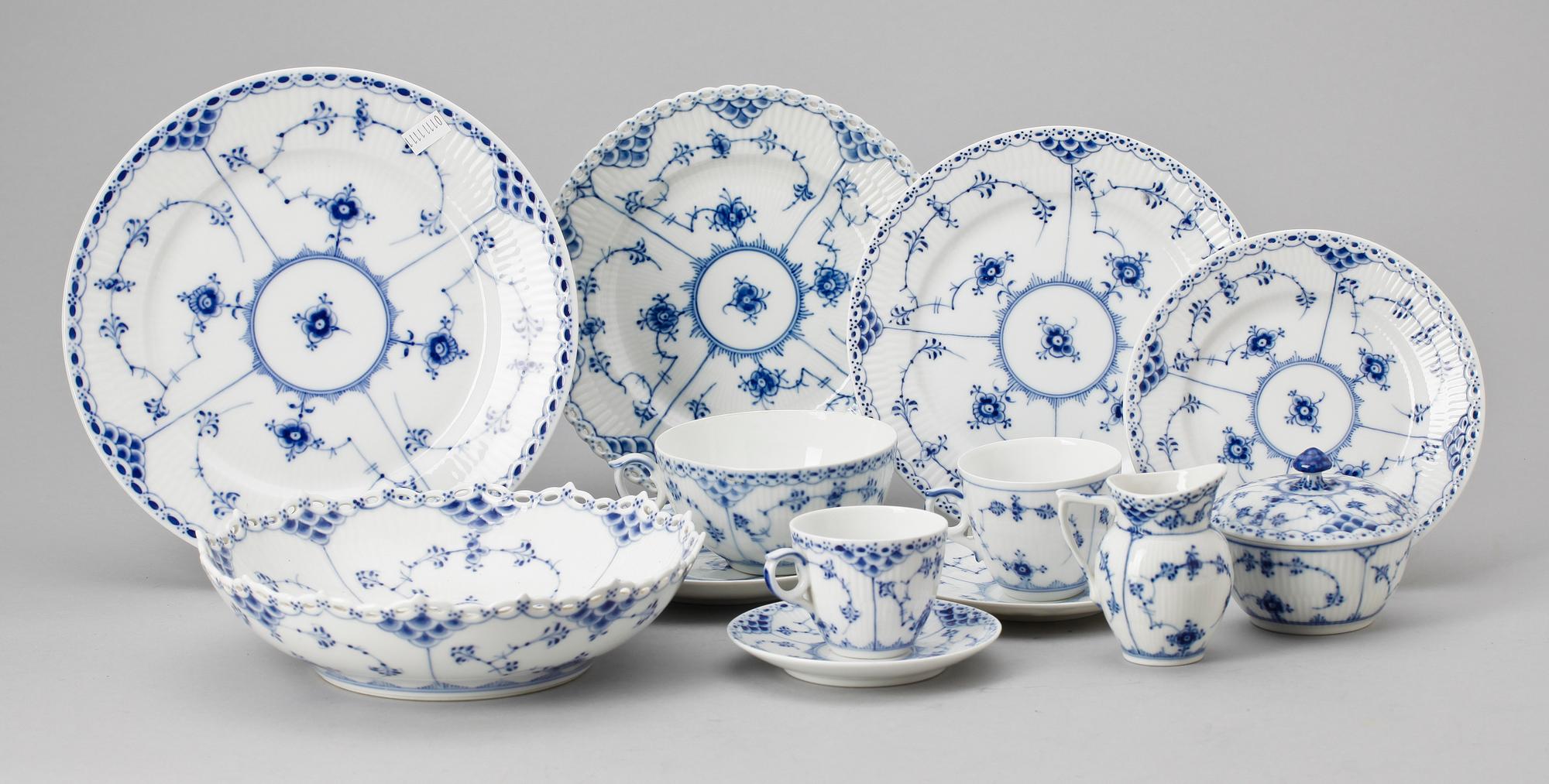 SERVISDELAR, 82 delar, porslin, "Musselmalet", Royal Copenhagen.