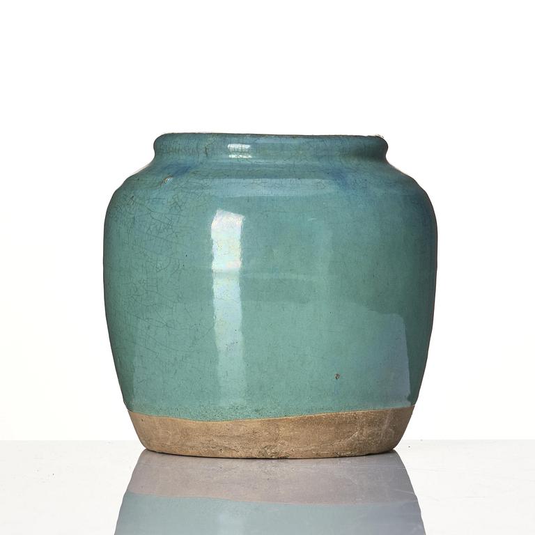 A green glazed Chinese jar, Qing dynasty, 19th Century.