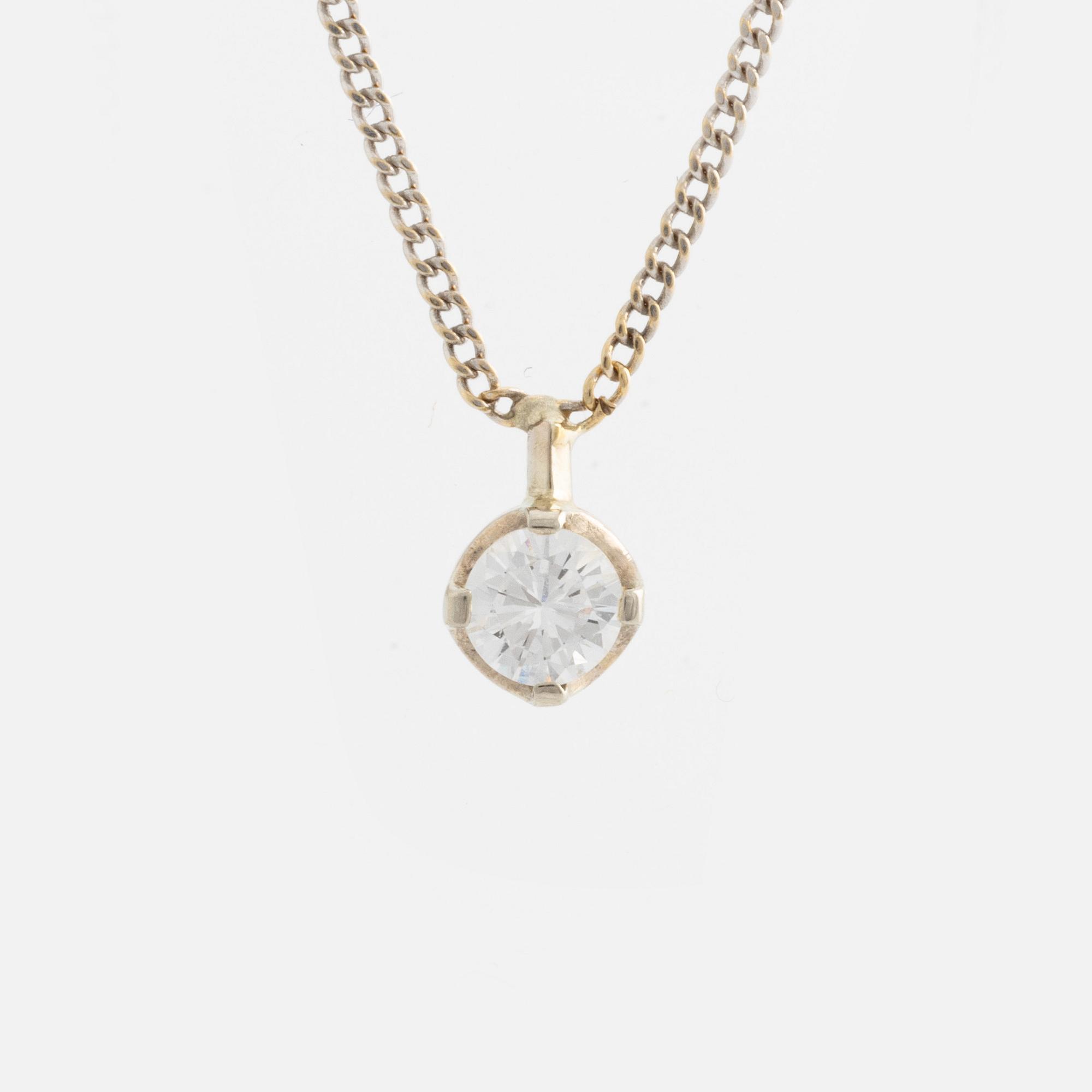 Örhängen samt hängsmycke med briljantslipade diamanter.