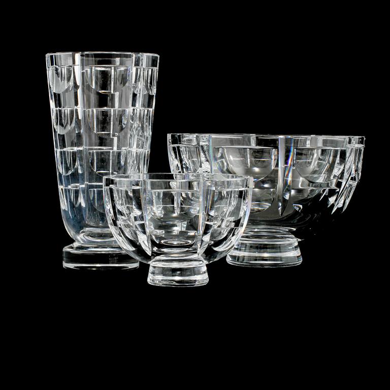 VAS samt SKÅLAR, 2 st, glas, "Tusen fönster", Simon Gate, Orrefors, modell formgiven 1934.
