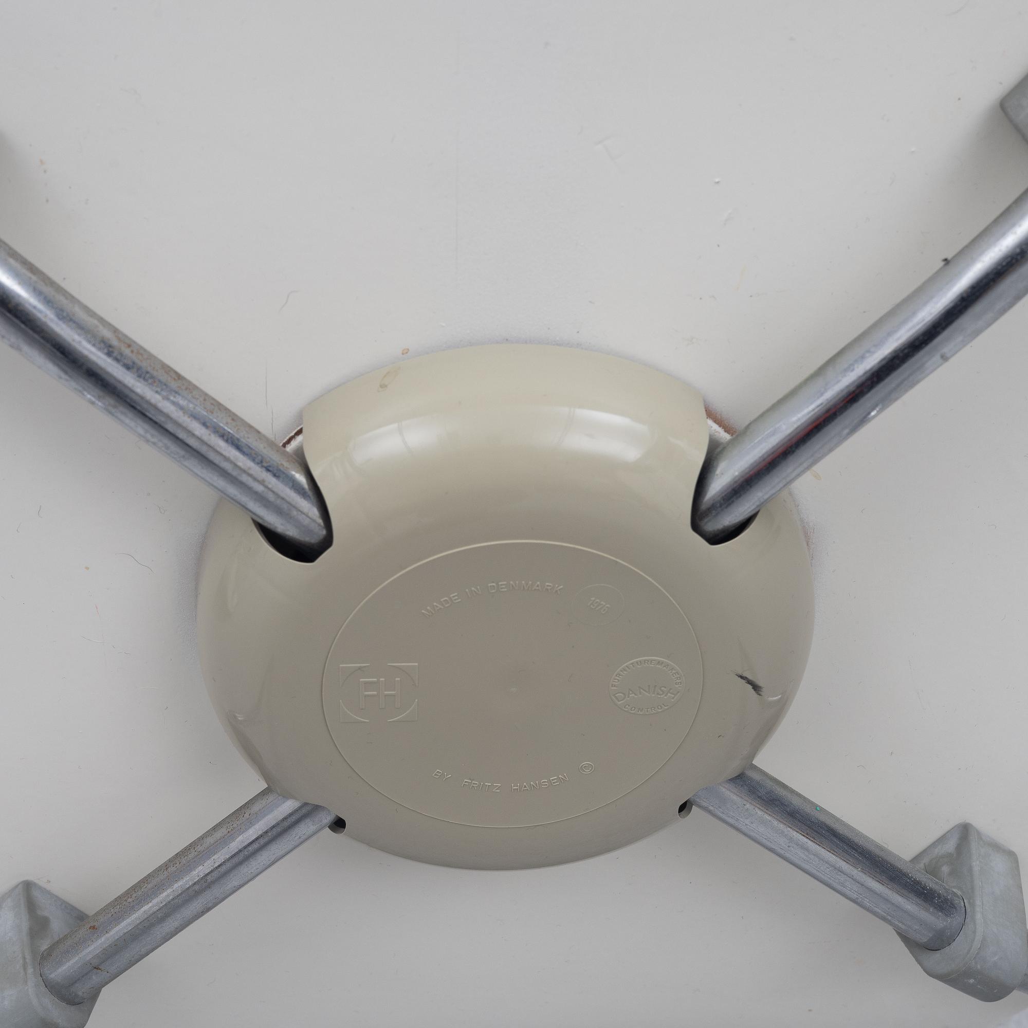 Arne Jacobsen, stolar, ett par, "Sjuan", Fritz Hansen, Danmark 1976.