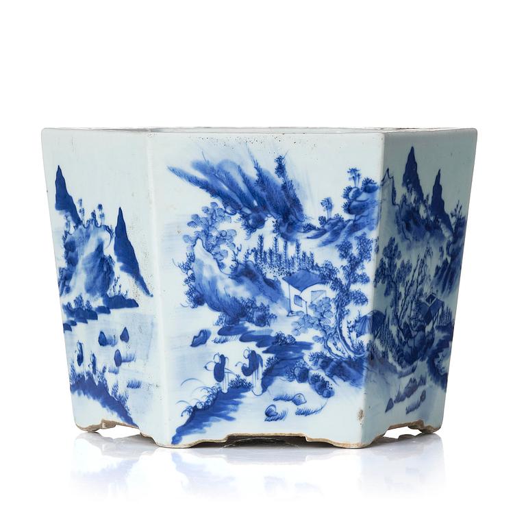 A blue and white flower pot, Qing dynasty, 19th century.