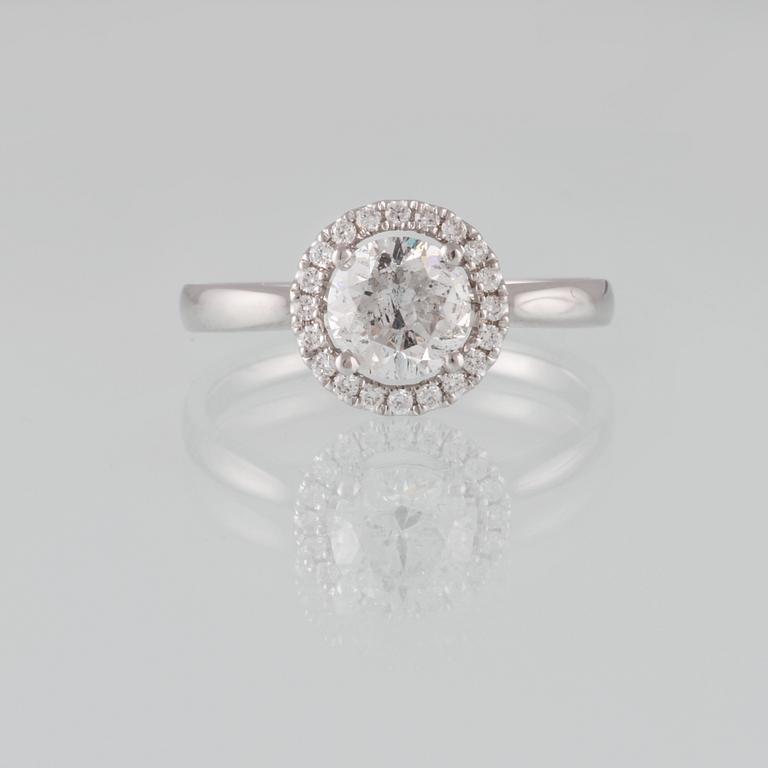 RING, 18K vitguld med briljantslipad diamant 1.09 ct samt mindre diamanter 0.12 ct. Vikt 3,4 gram.