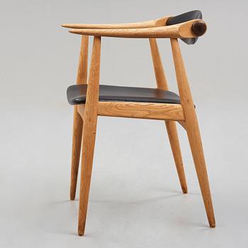 HANS J WEGNER, karmstol "Åget", modell "CH-34", Carl Hansen & Søn, Danmark 1960-tal.