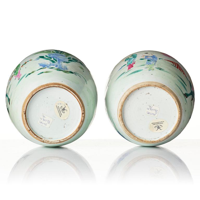 Urnor, ett par, porslin. Qingdynastin, 1800-tal.
