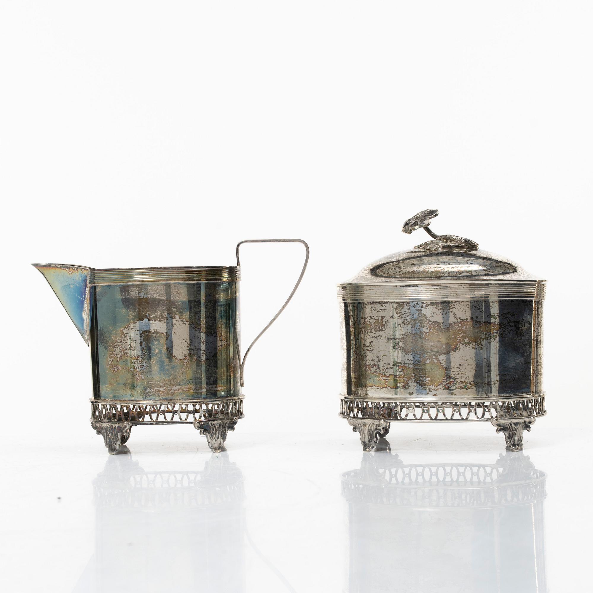 A Swedish silver sugar box and cream jug, mark of JE Skreij, Falun 1927-1929.
