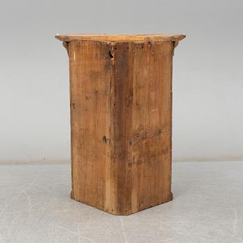 HÖRNHÄNGSKÅP, allmoge, 1700-tal.