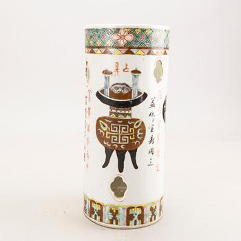 A Chinese porcelain vase around 1900.