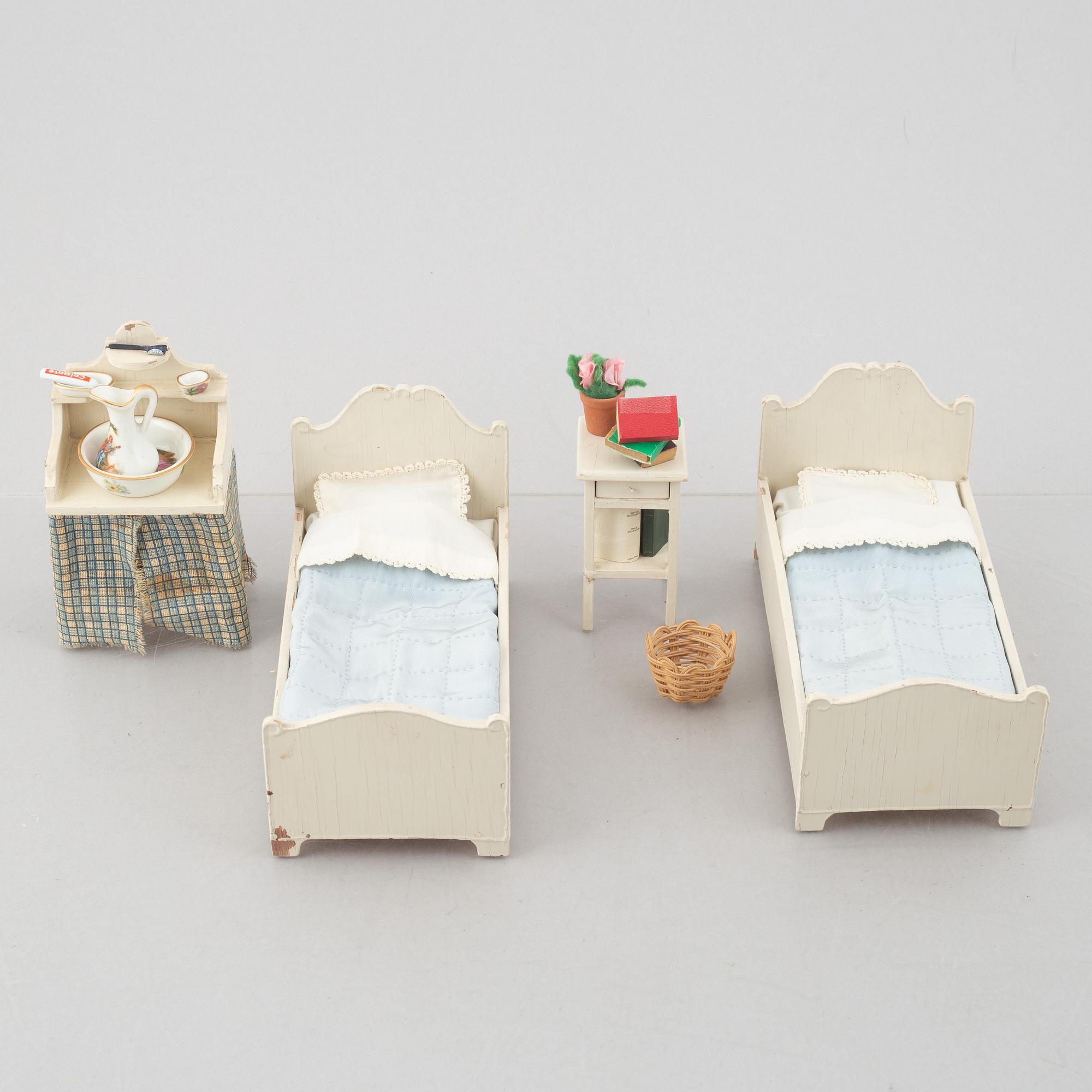 Dockskåpsmöbler, 9 delar samt accessoarer, Berit Bergström, Nolbyn, Värmländskt Hantverk, 1940-/50-tal.