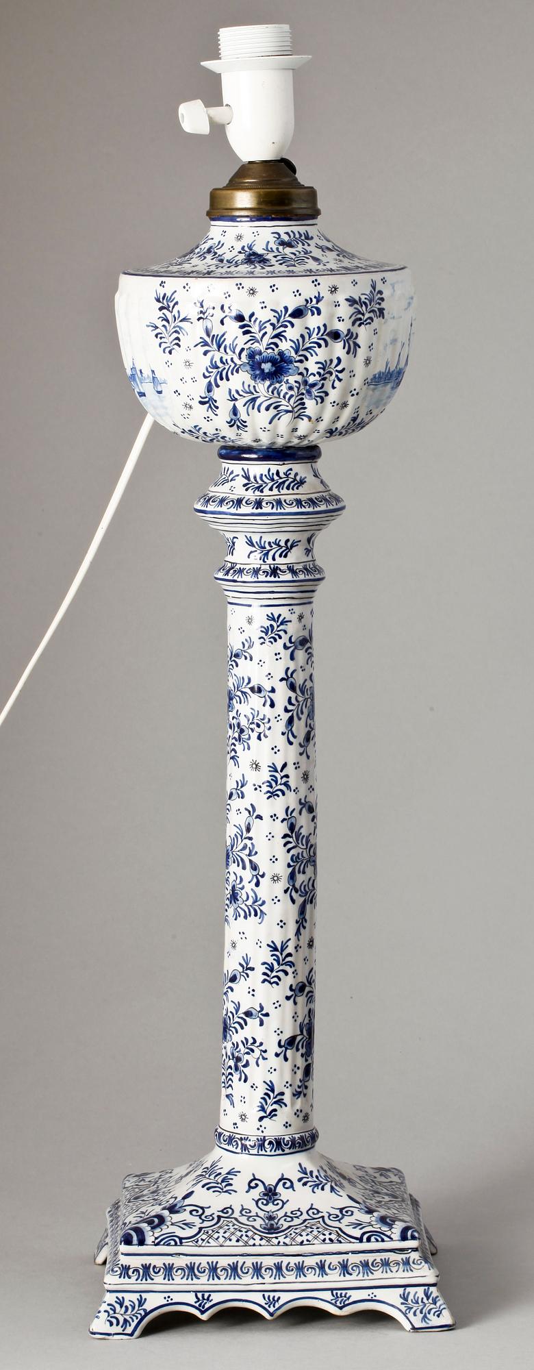 BORDSLAMPA. Fajans. Trol. Holland. 1900-talets början.