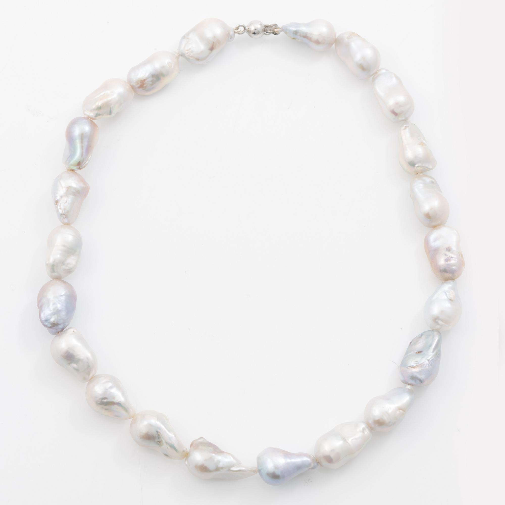 Necklace with cultured baroque freshwater pearls and an 18K white gold clasp.