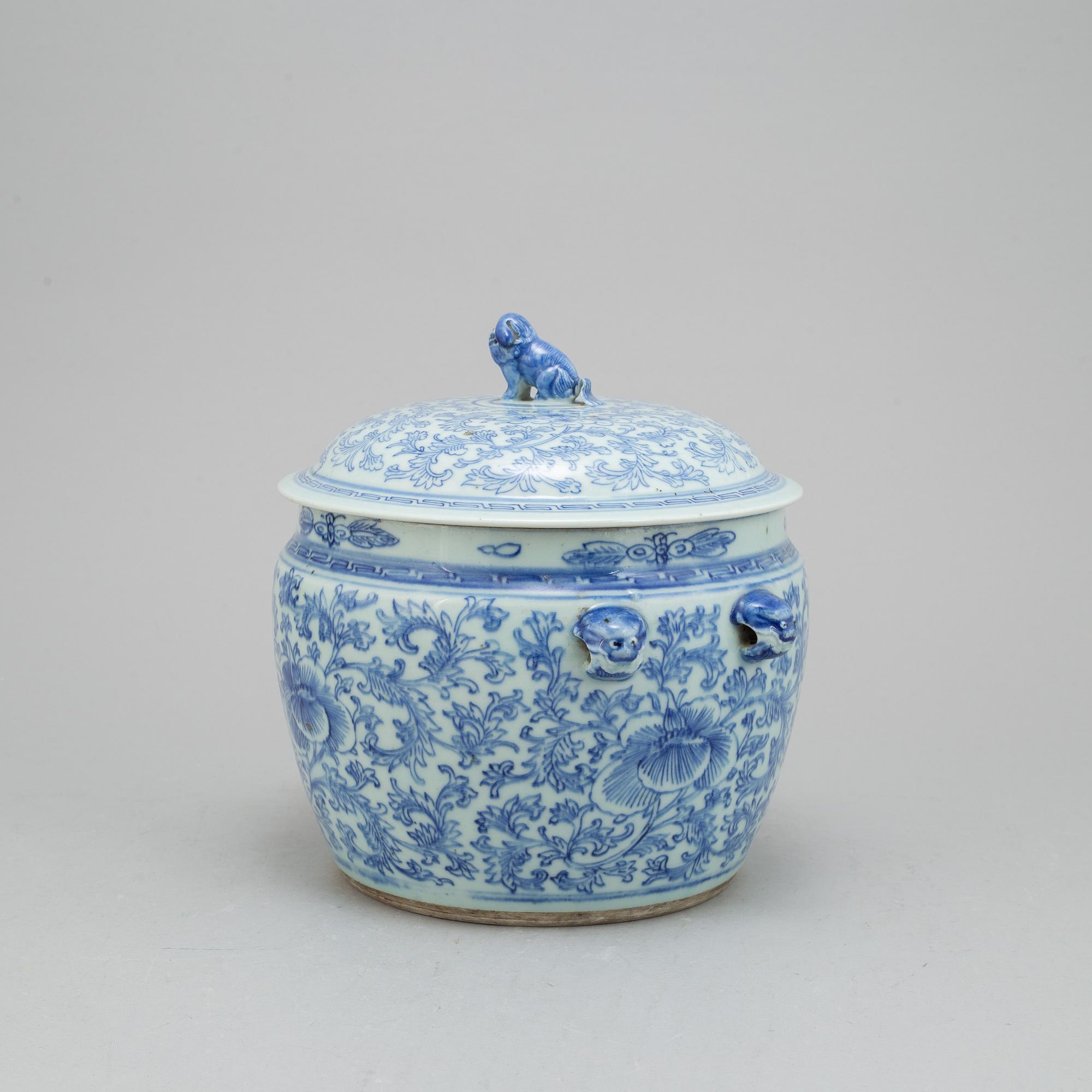 A Chinese blue and white porcelain food container with lid, Qing dynasty, 19th century.