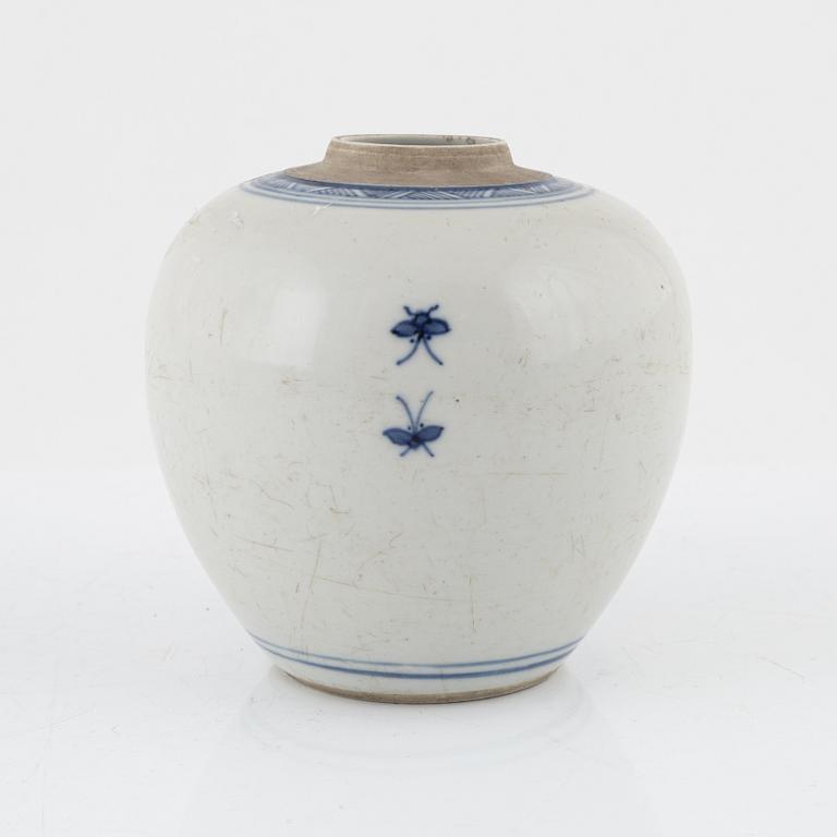 A blue and white porcelain urn, China, Qingdynasty, first half of the 20th century.
