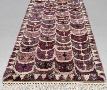 Marianne Richter, gallerimatta, "Fjädern, lila", rya, ca 280 x 122 cm. Signerad AB MMF MR.
