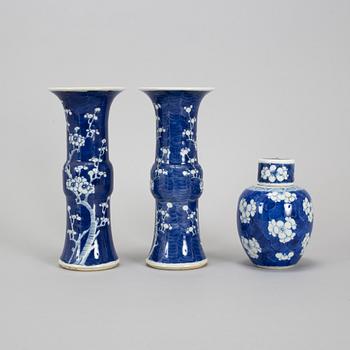 A pair of blue and white beaker vases, and a tea caddy, Qingdynasty.