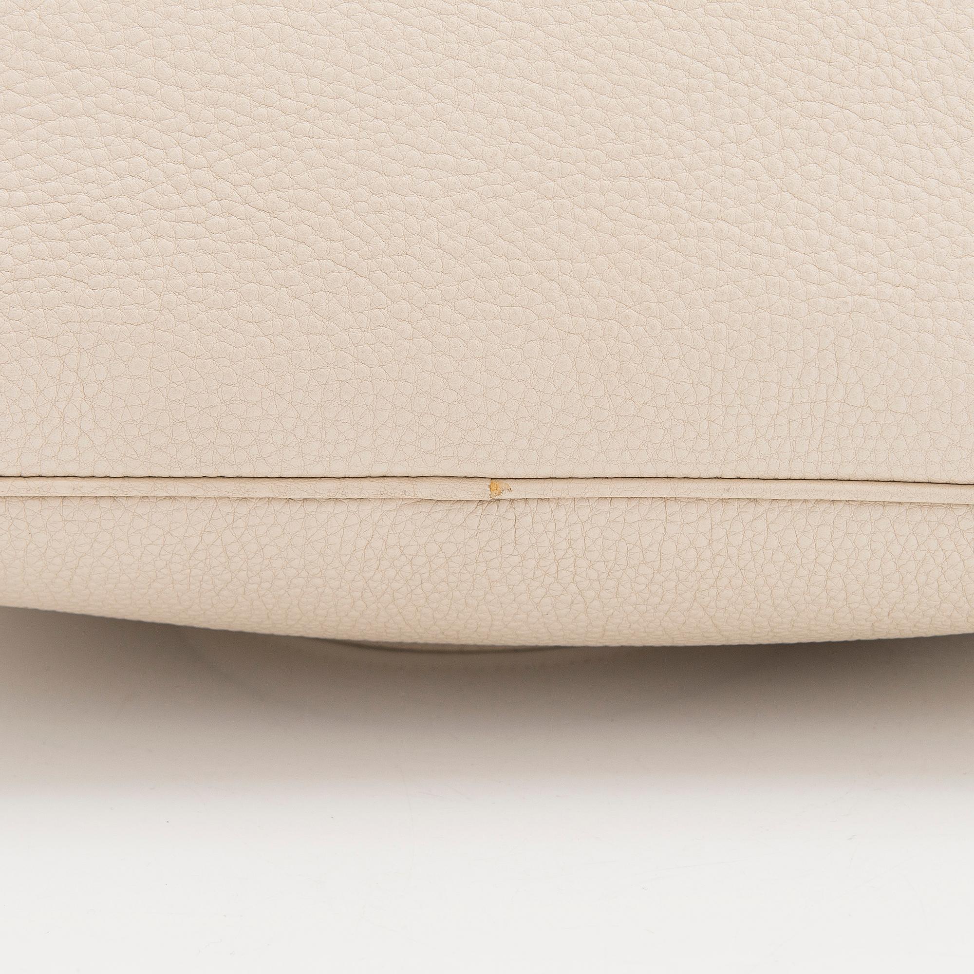 Prada, a 'Vitello Daino Tote' bag.