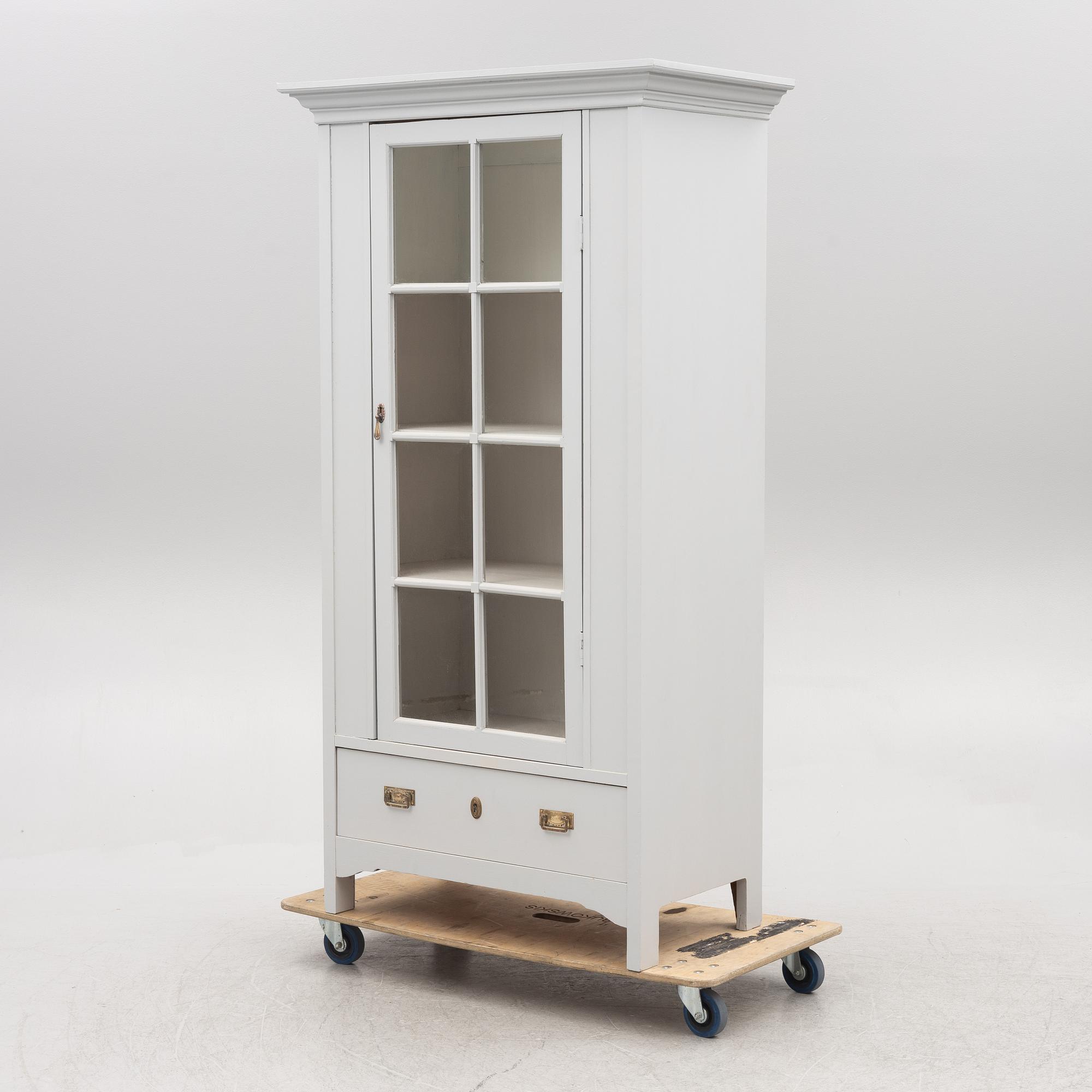Display cabinet, first half of the 20th century.